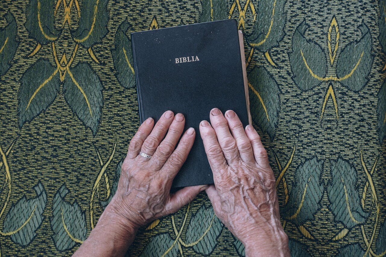 Una biblia antigua abierta sobre una mesa.